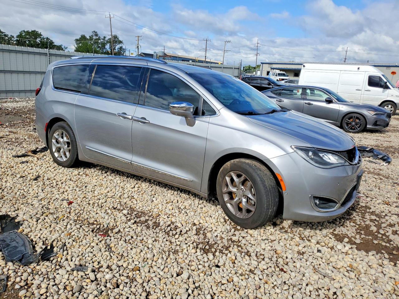 2017 Chrysler Pacifica Limited - Image 4