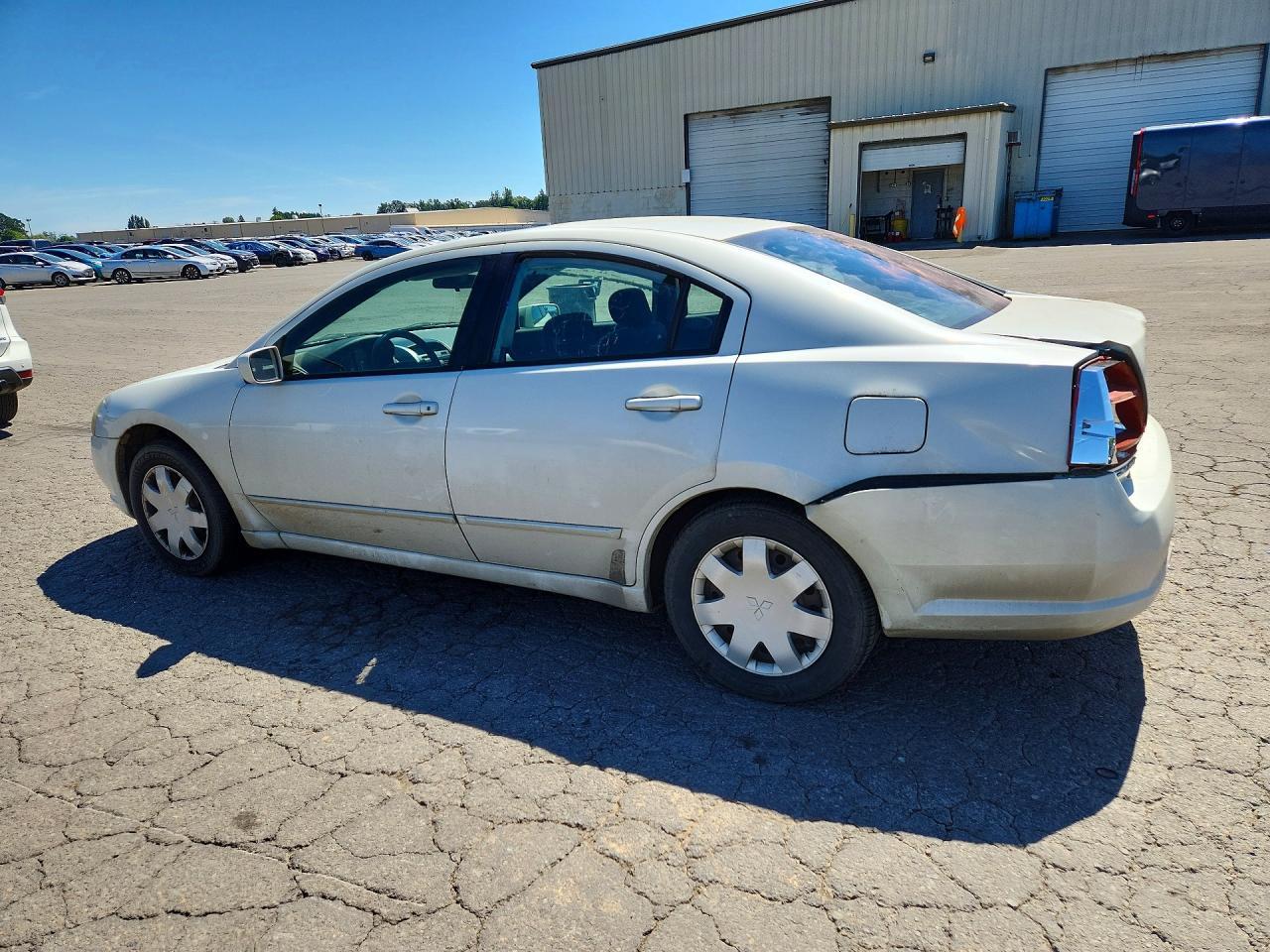 2004 Mitsubishi Galant Es Medium - Image 2