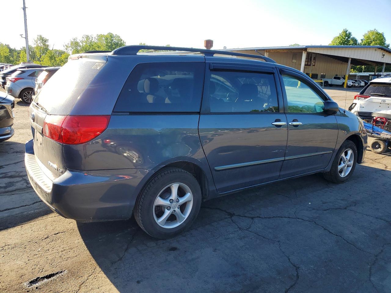 2008 Toyota Sienna Le 7-Passenger - Фото 3