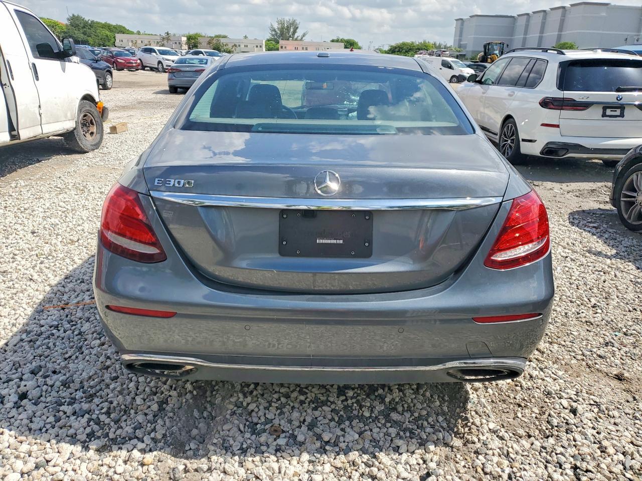 2017 Mercedes-Benz E 300 - Фото 6