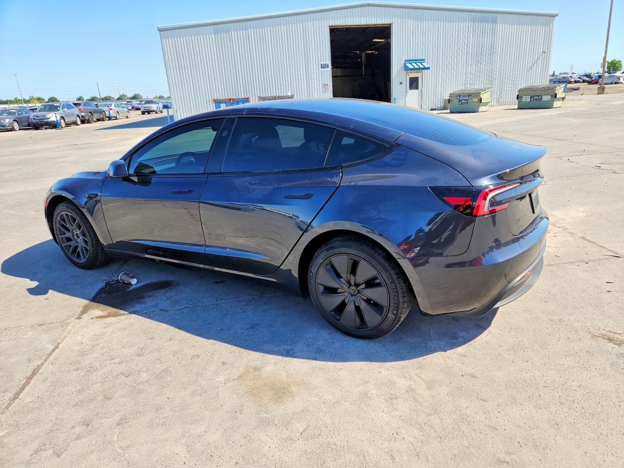 2025 Tesla Model 3 - Фото 2