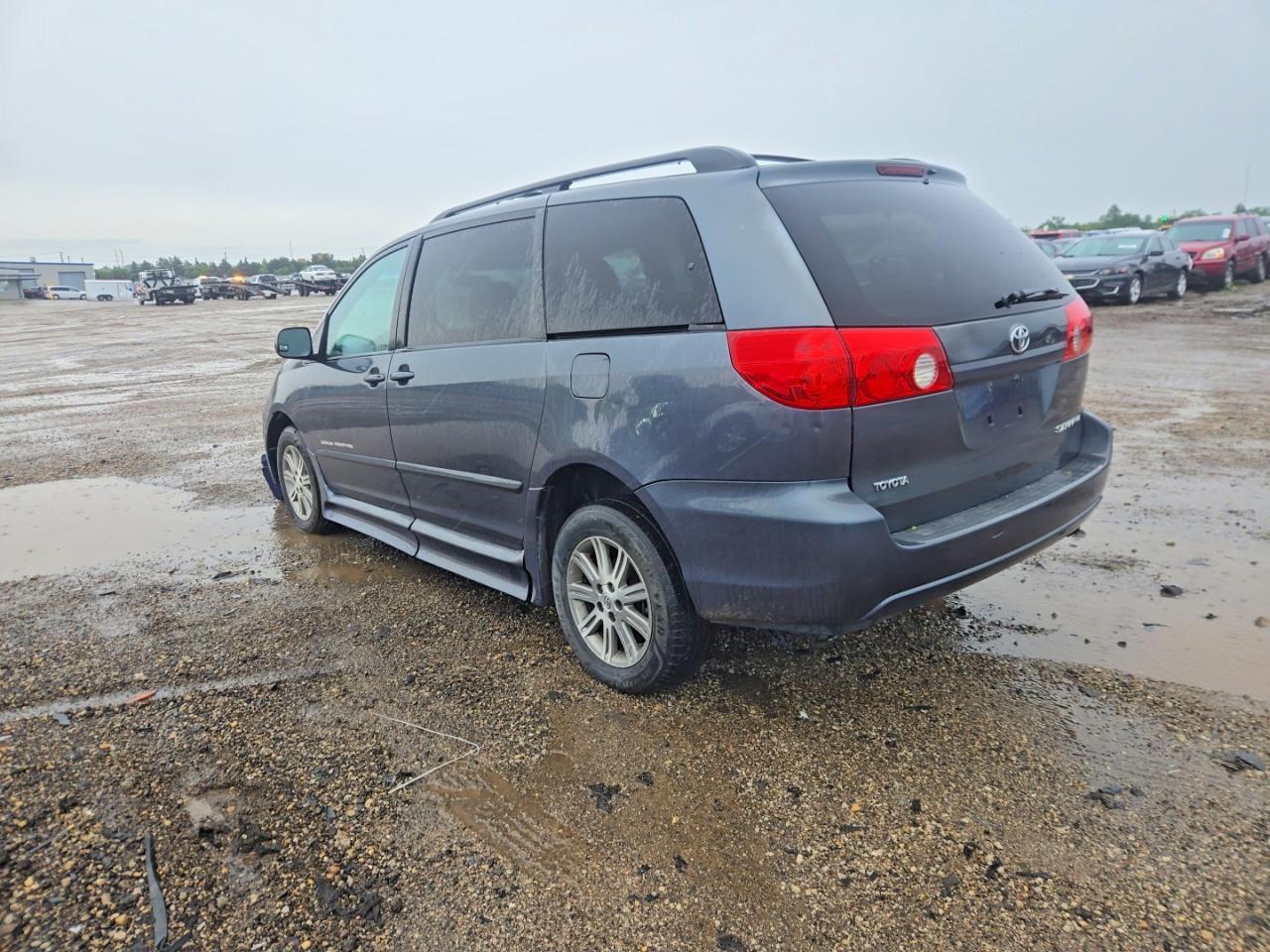 2010 Toyota Sienna Le 8-Passenger - Фото 3