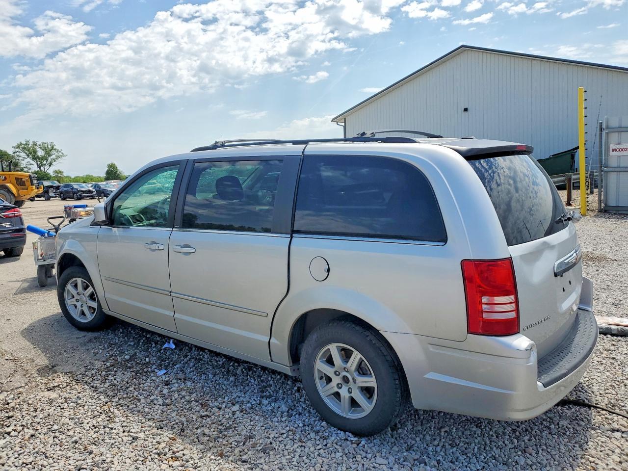 2010 Chrysler Town & Country Touring - Фото 2