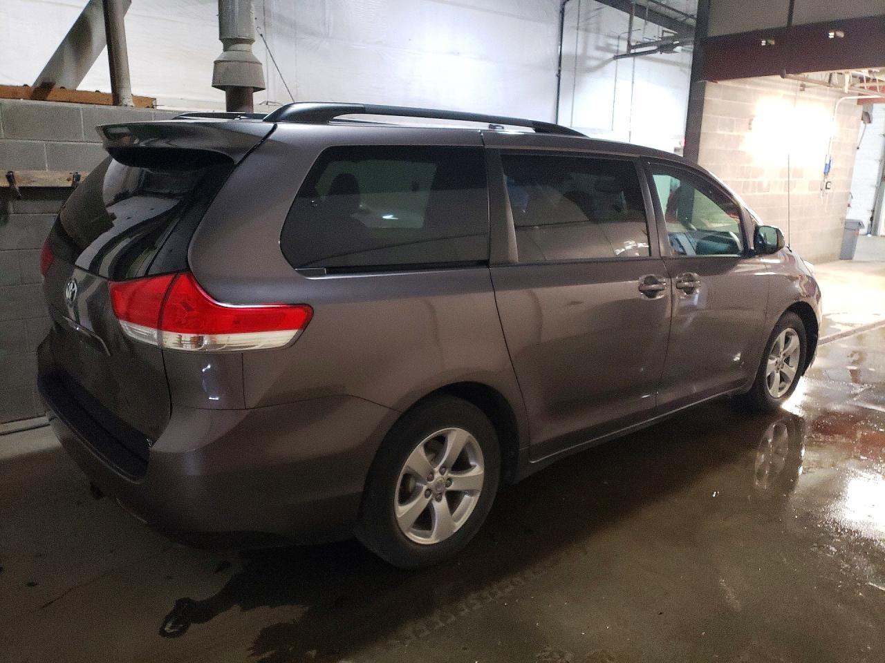 2014 Toyota Sienna Xle 7-Passenger - Фото 3