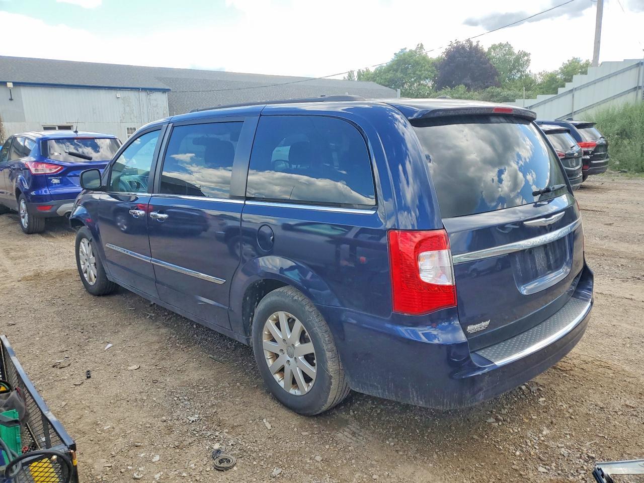 2016 Chrysler Town & Country Touring - Фото 2