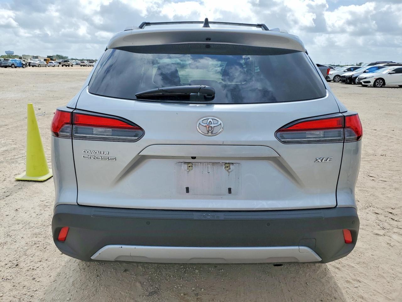 2026 Toyota Corolla Cross Xle - Image 6