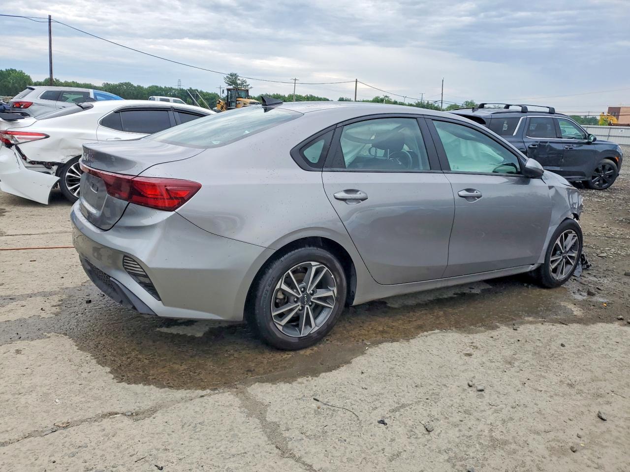 2023 Kia Forte Lxs - Image 3