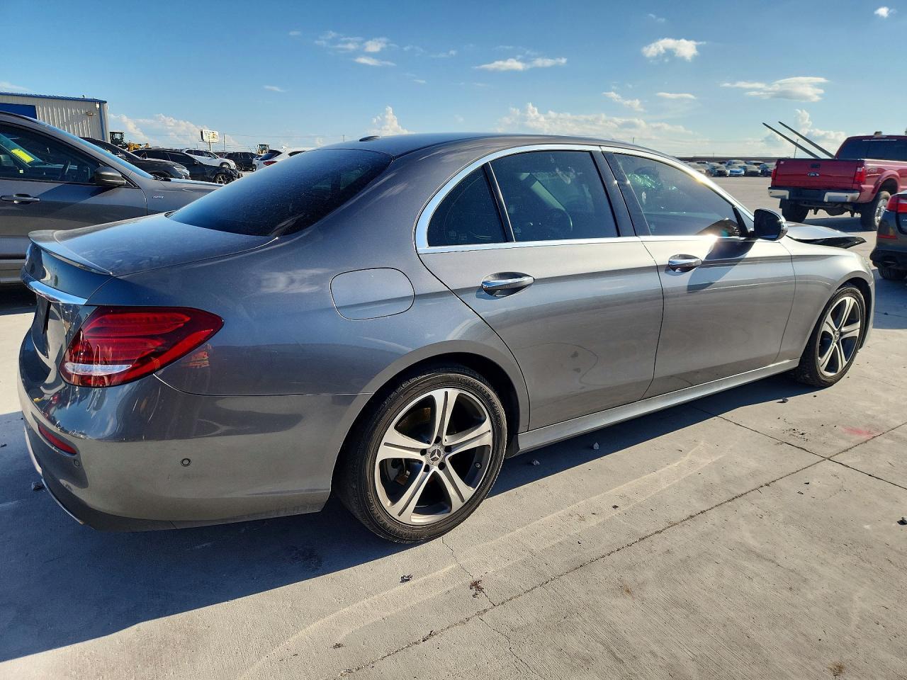 2018 Mercedes-Benz E 300 - Фото 3