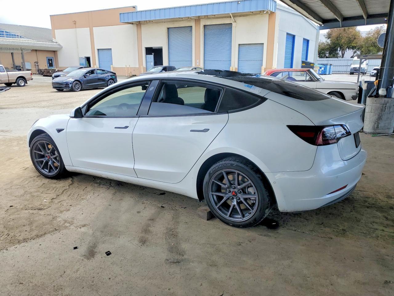 2022 Tesla Model 3 - Фото 2