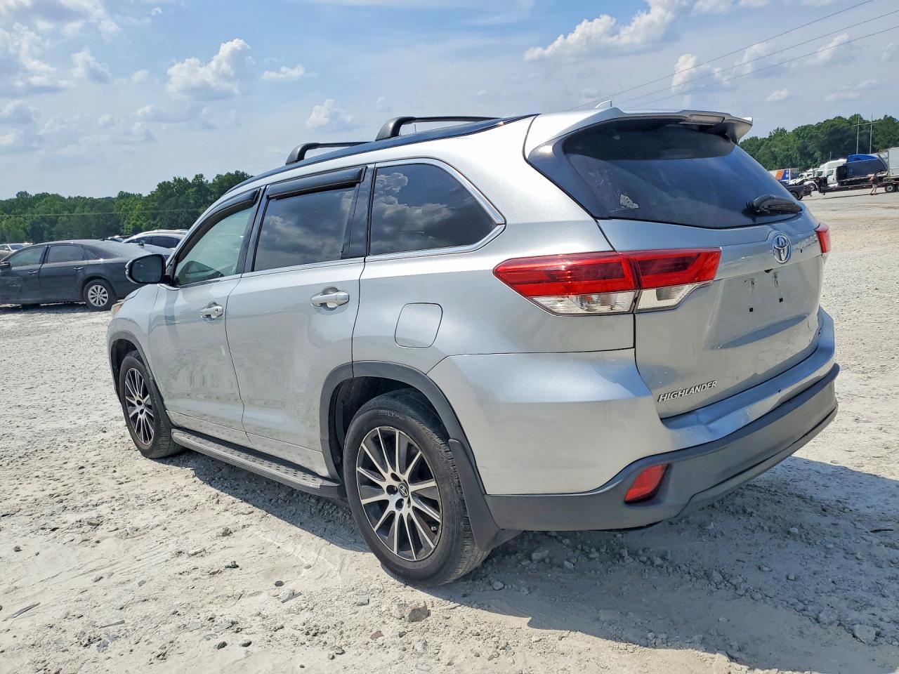 2017 Toyota Highlander Se - Image 2