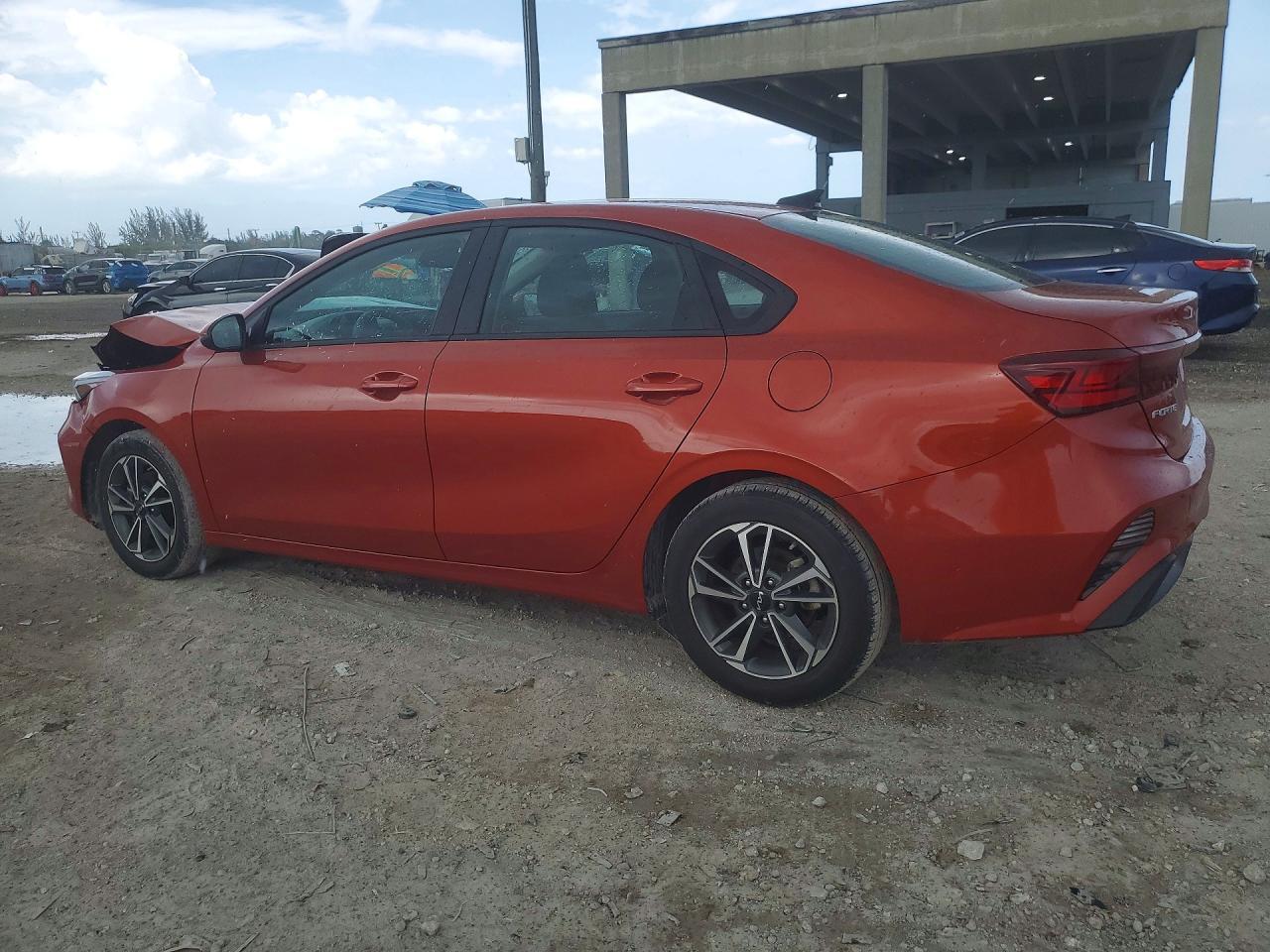 2023 Kia Forte Lxs - Image 2