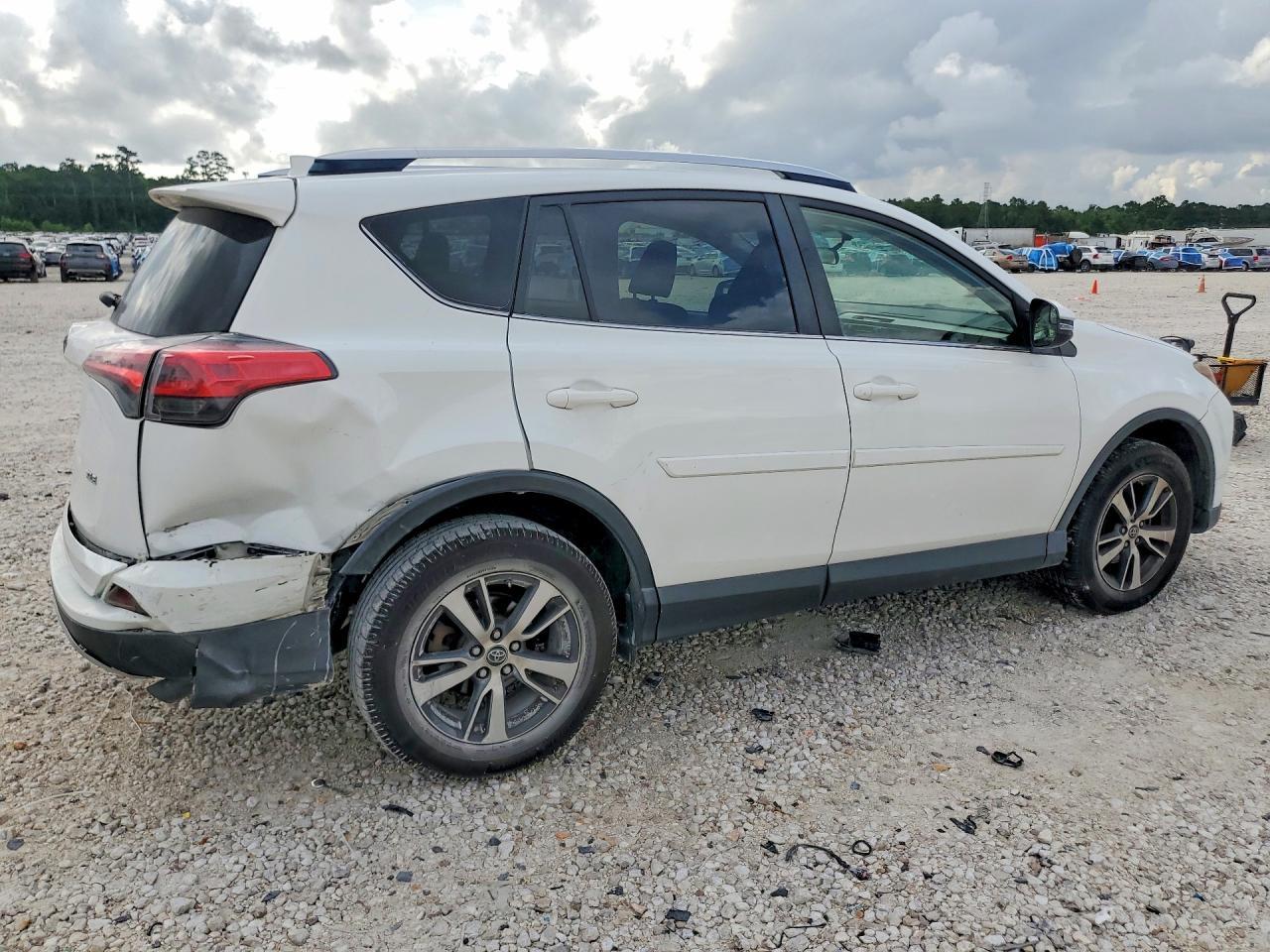 2016 Toyota Rav4 Xle - Image 3