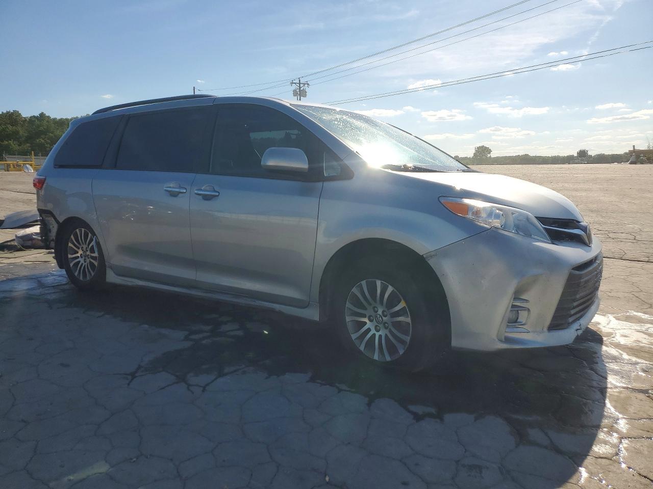 2019 Toyota Sienna Xle Premium 8-Passenger - Image 4