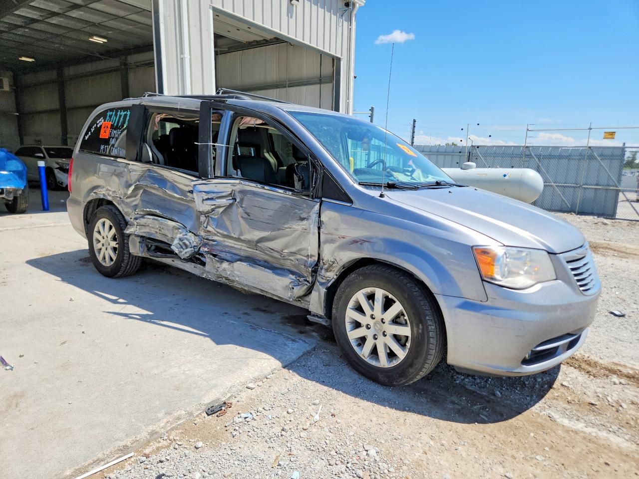 2016 Chrysler Town & Country Touring - Image 4