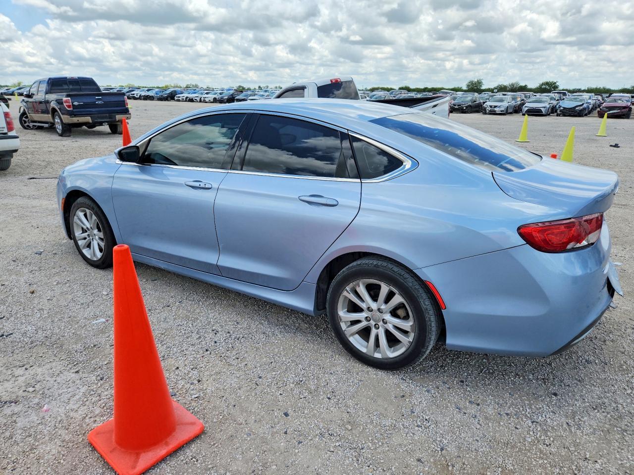 2015 Chrysler 200 Limited - Фото 2