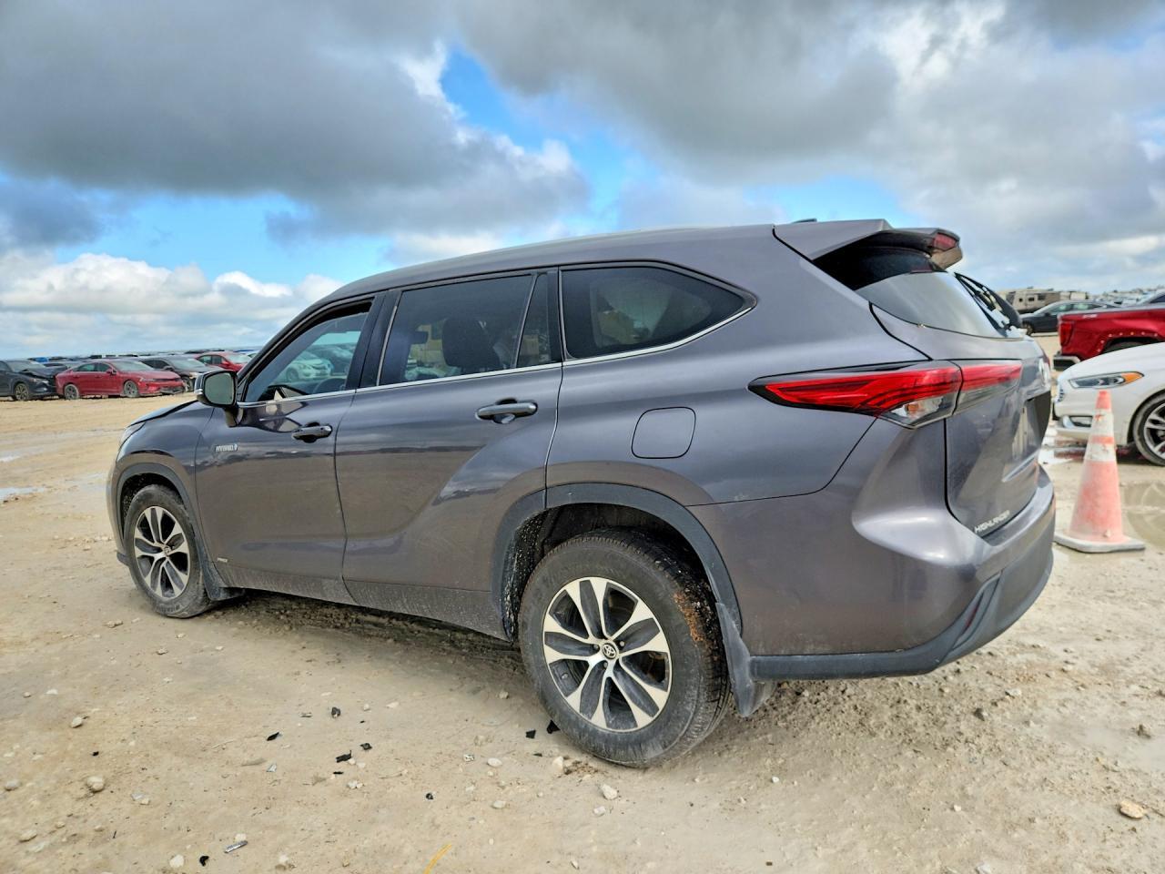 2021 Toyota Highlander Hybrid Xle - Image 2