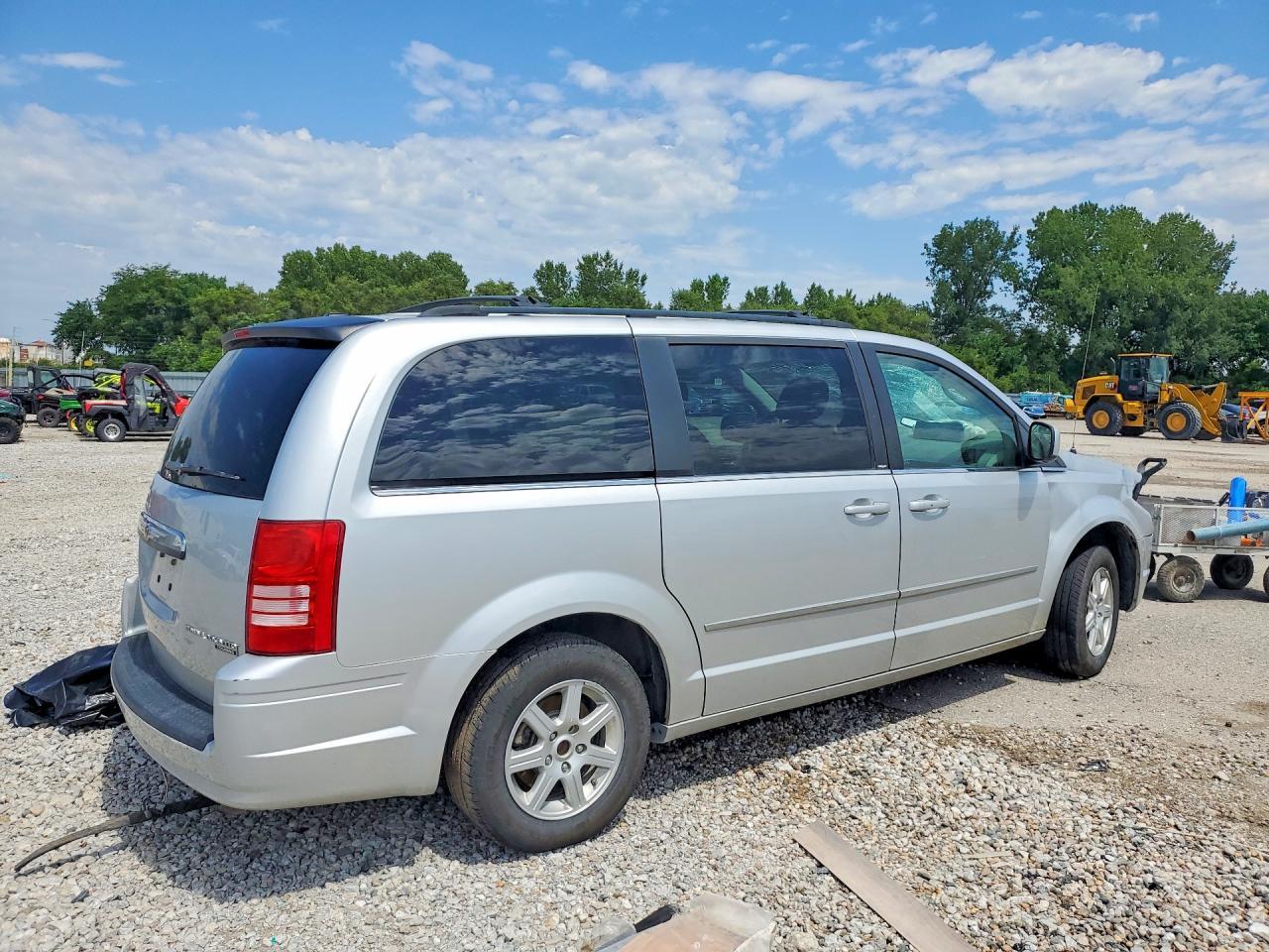 2010 Chrysler Town & Country Touring - Фото 3