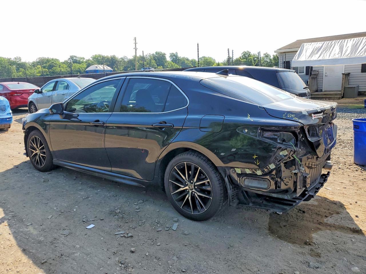 2022 Toyota Camry Se - Фото 2