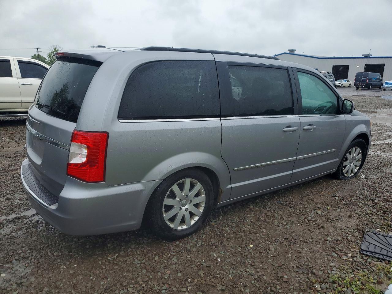 2014 Chrysler Town & Country Touring - Image 3