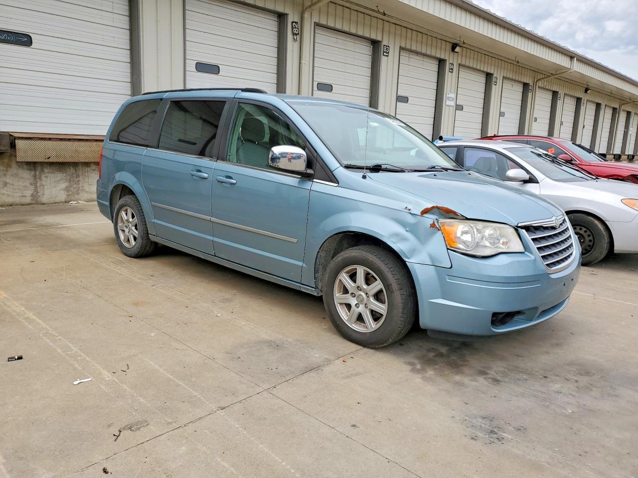 2010 Chrysler Town & Country Touring - Image 4