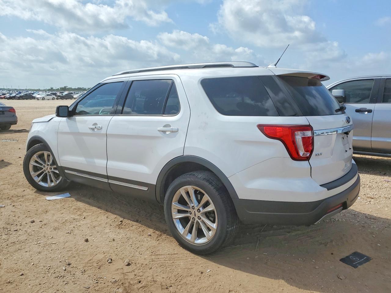 2019 Ford Explorer Xlt - Фото 2