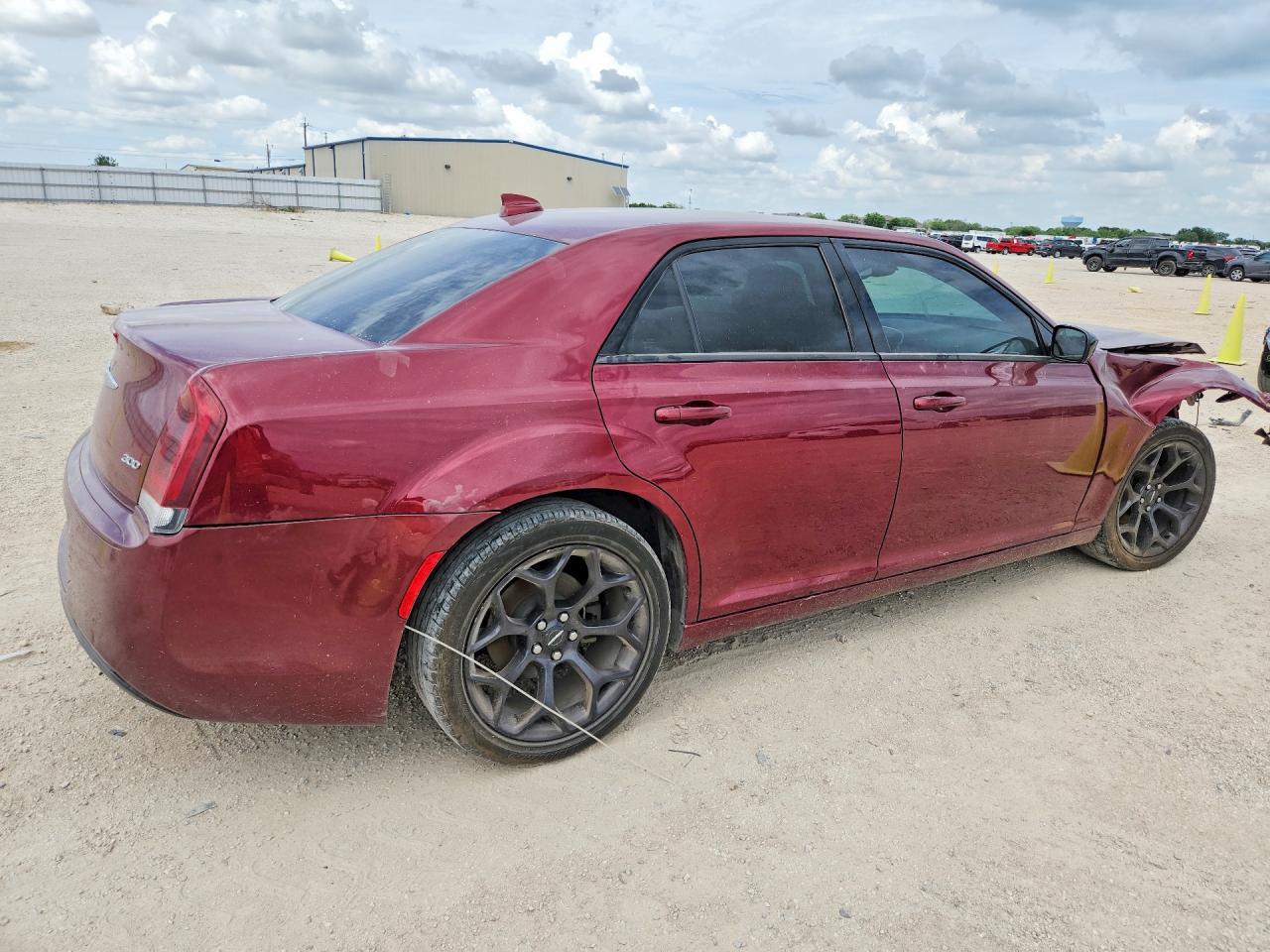 2020 Chrysler 300 Touring - Фото 3