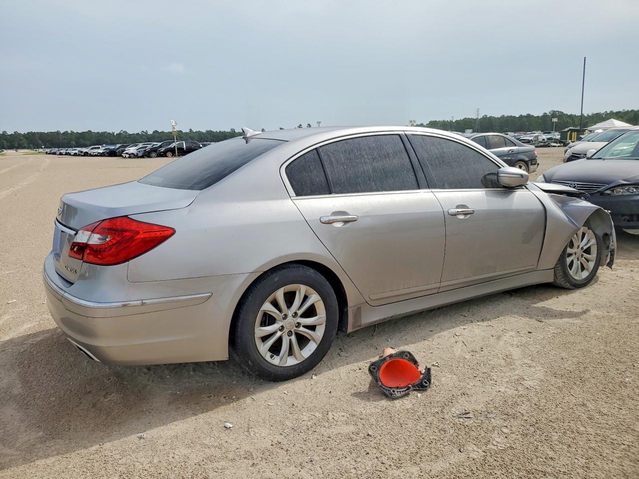 2013 Hyundai Genesis 3.8L - Фото 3