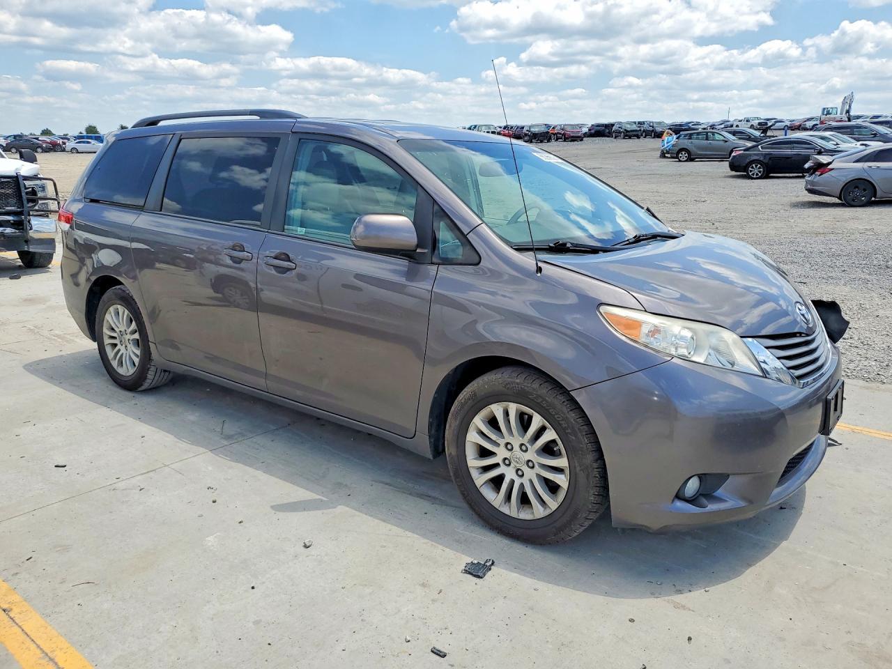 2013 Toyota Sienna Xle 8-Passenger - Image 4