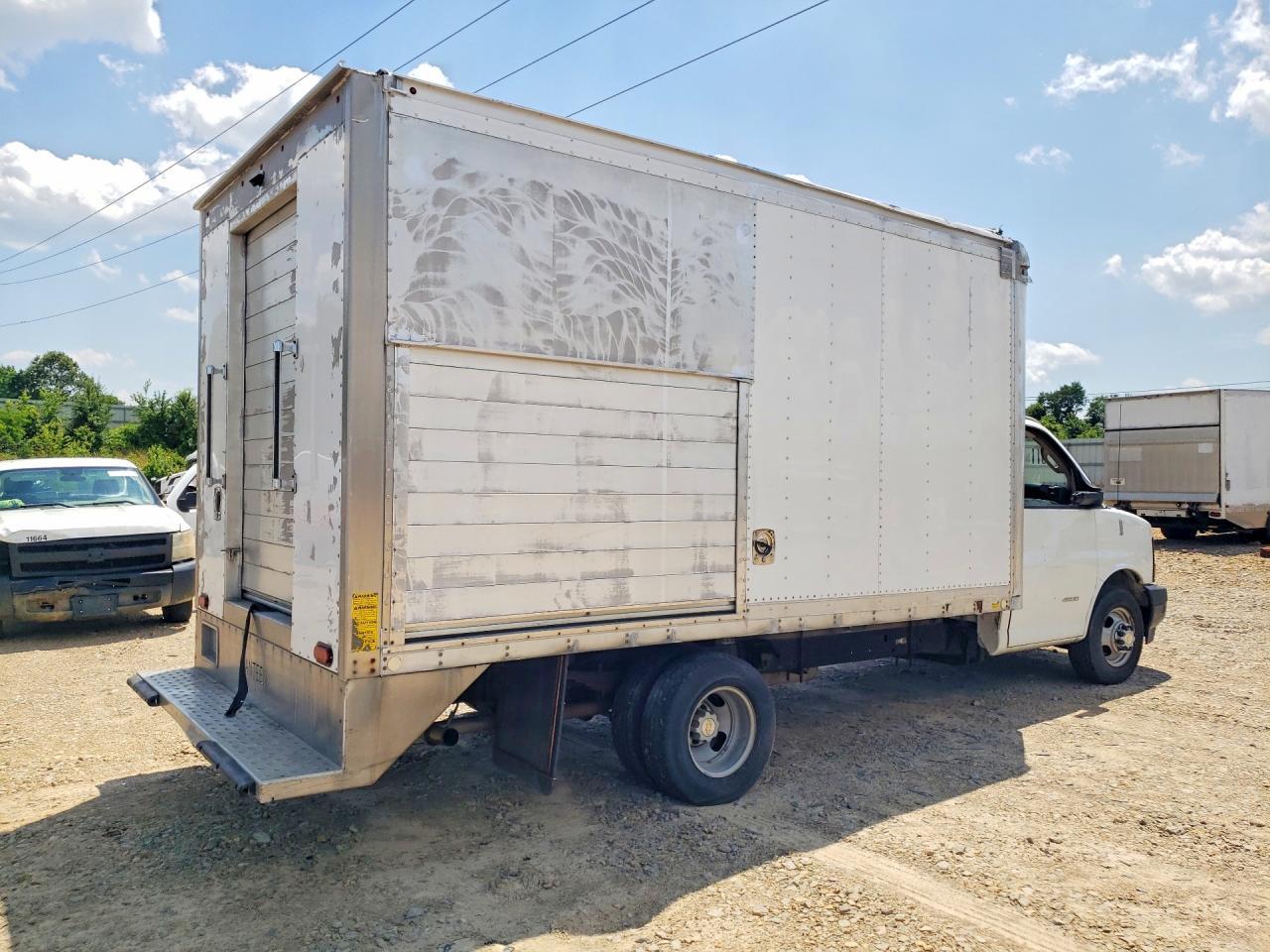 2017 Chevrolet Express Refrigerated Box Truck - Фото 3
