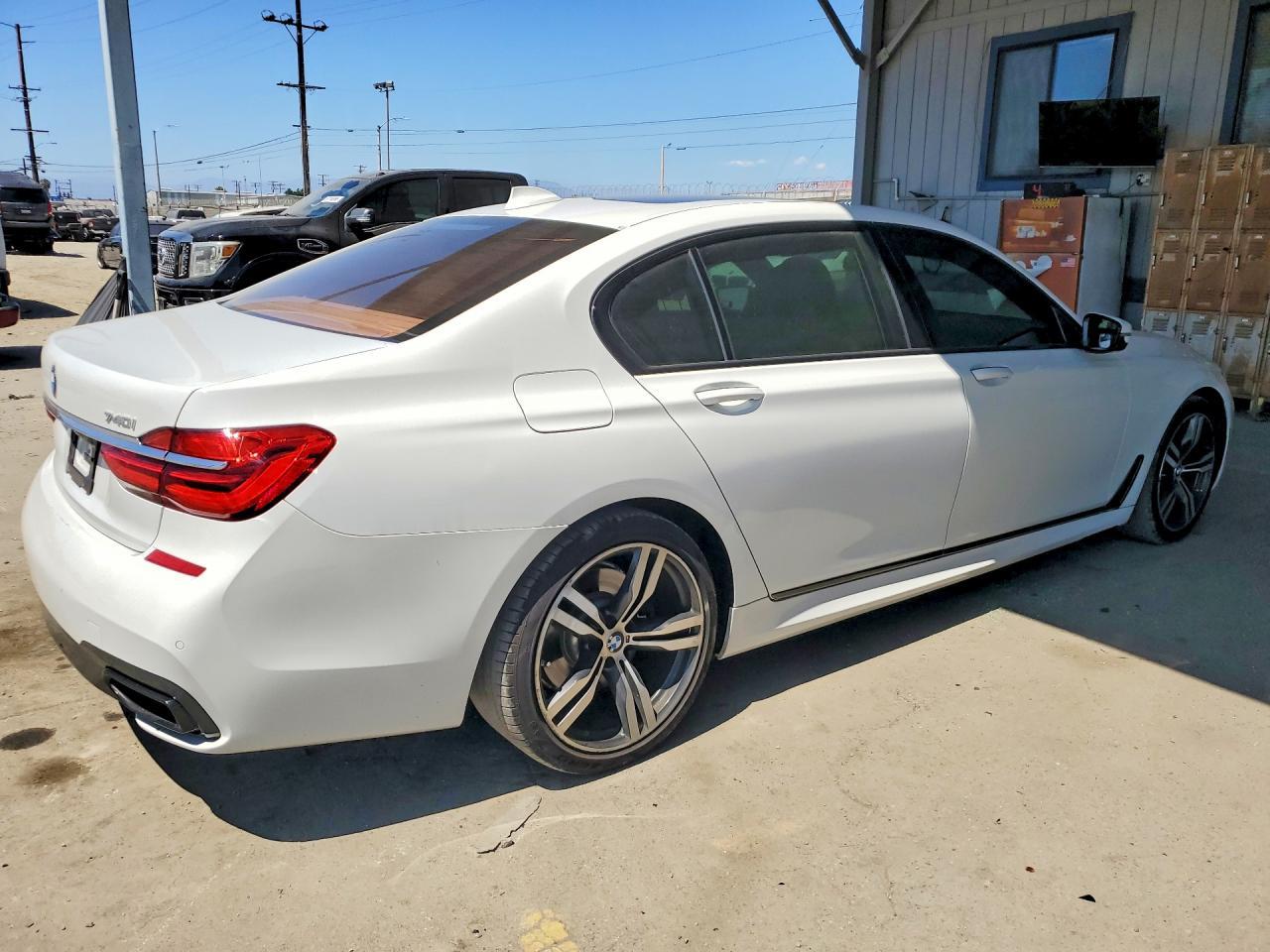 2016 BMW 740 I - Фото 3
