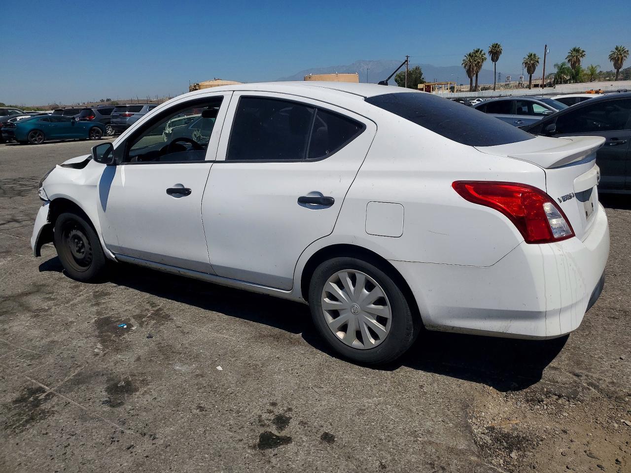 2019 Nissan Versa S Plus - Фото 2