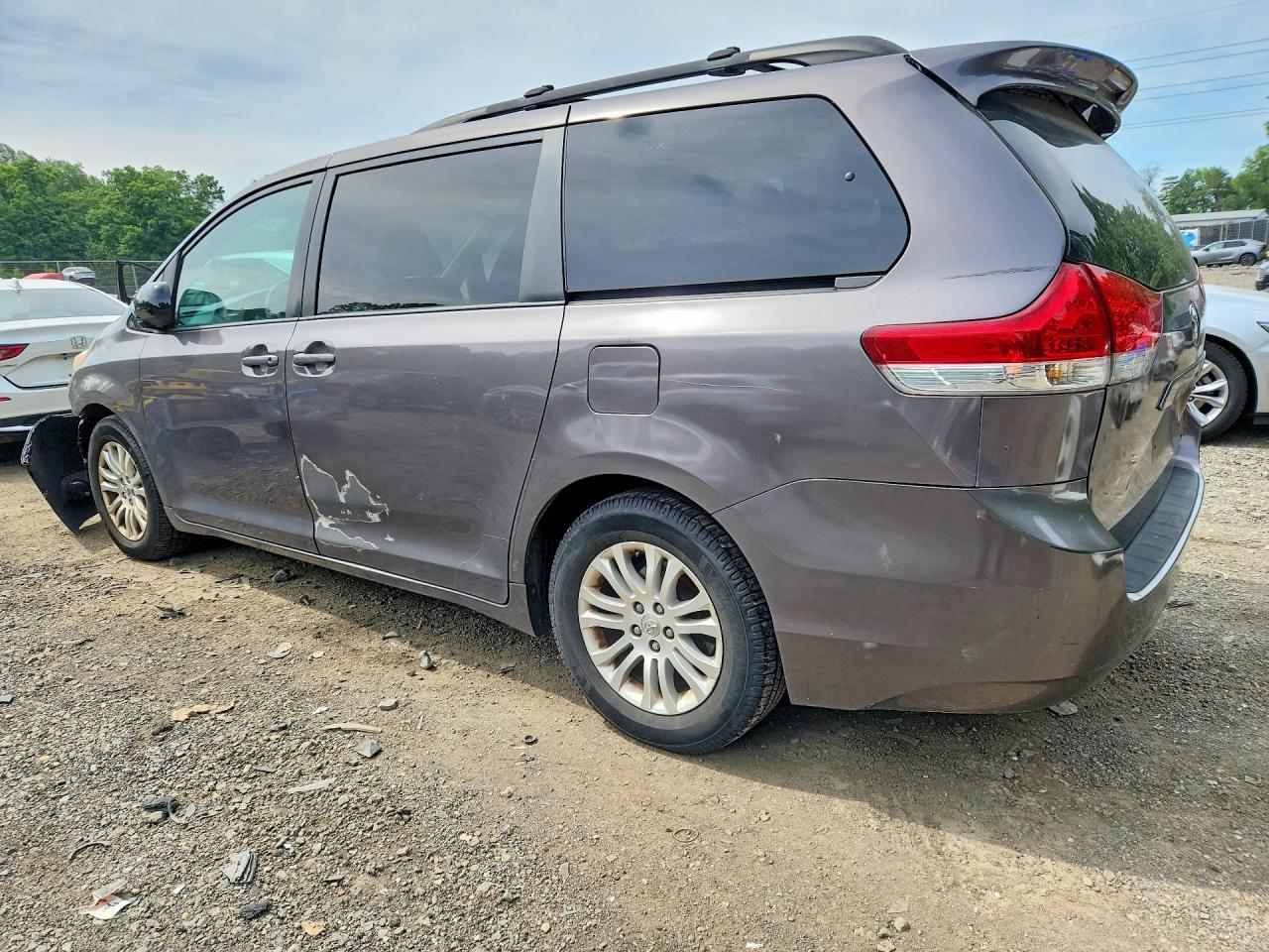 2013 Toyota Sienna Xle 8-Passenger - Фото 2