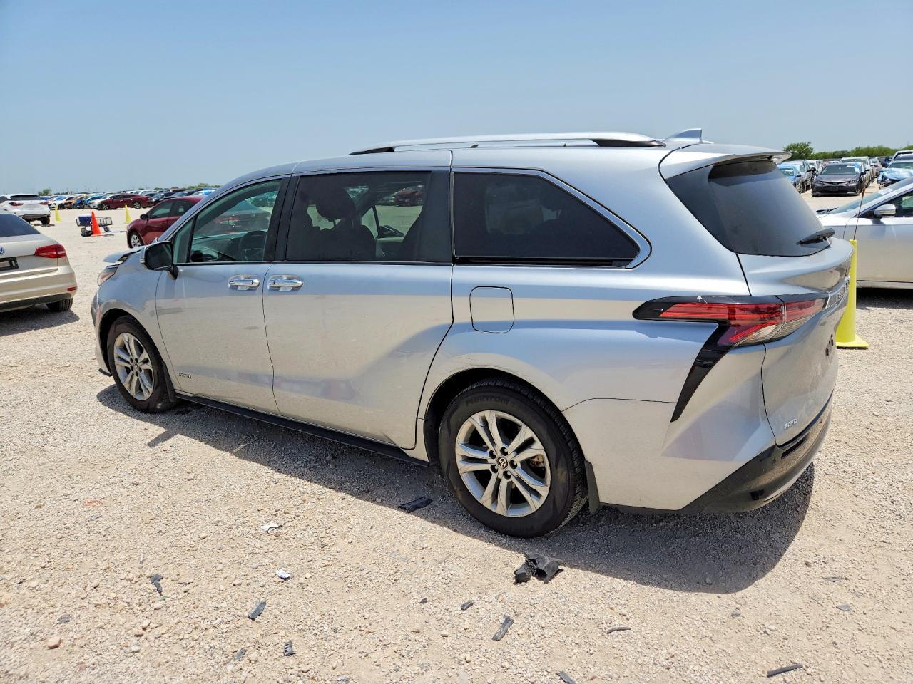 2021 Toyota Sienna Platinum 7-Passenger - Фото 2