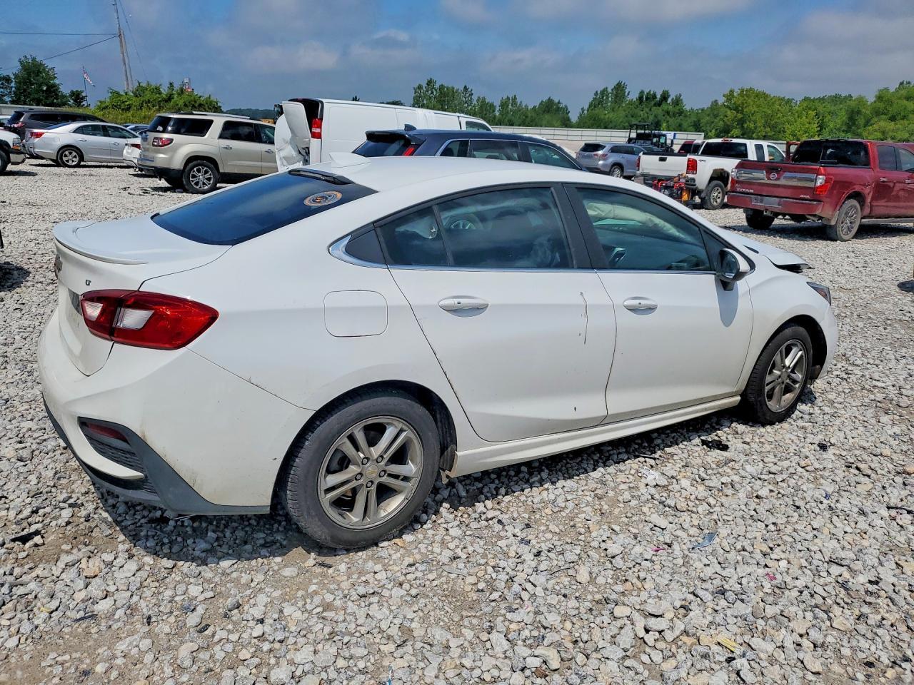 2018 Chevrolet Cruze Lt - Image 3