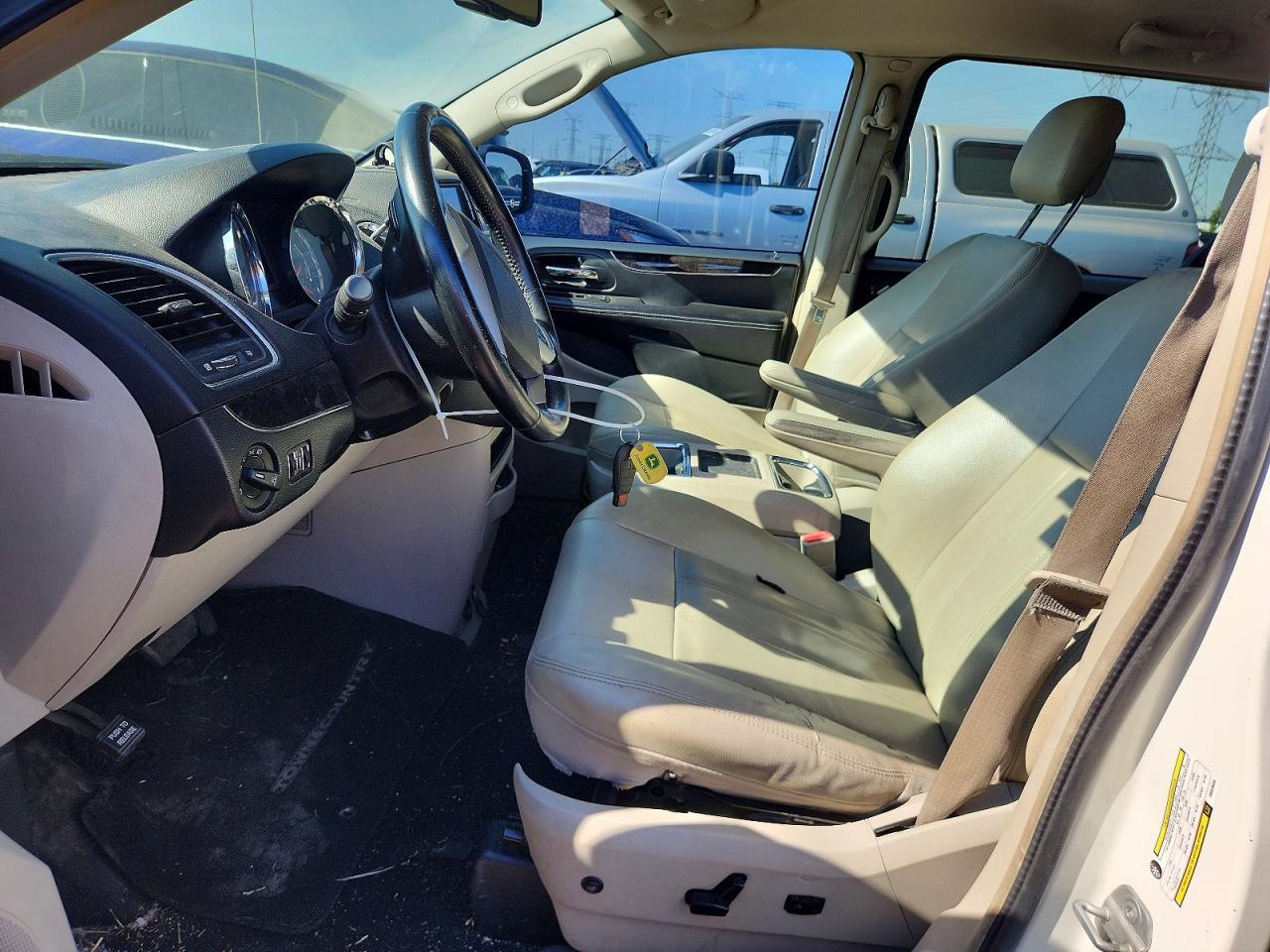 2013 Chrysler Town & Country Touring - Фото 7