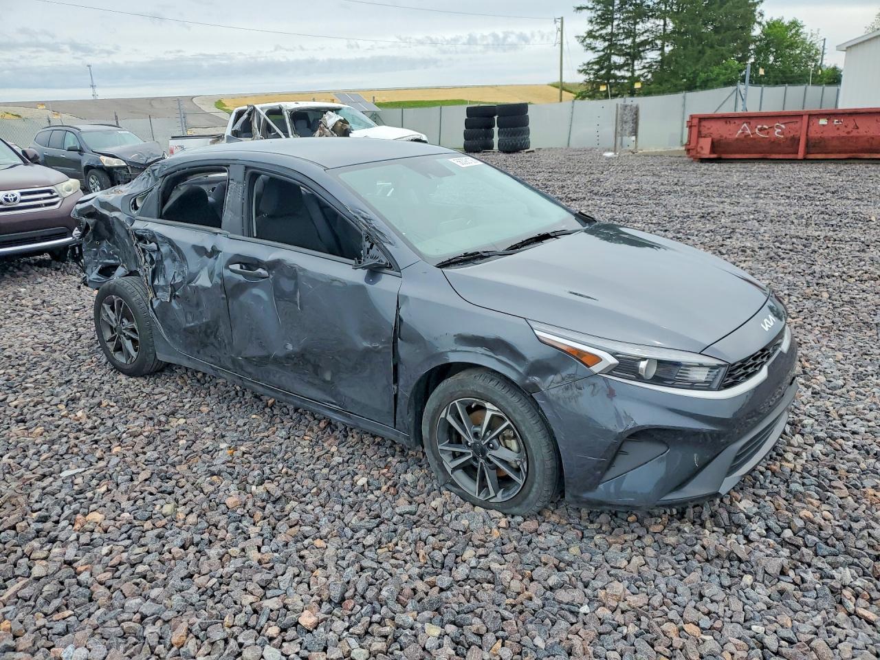 2023 Kia Forte Lxs - Image 4