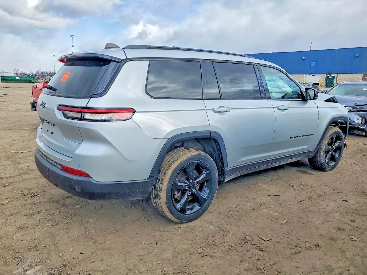 2023 Jeep Grand Cherokee L Laredo - Image 3