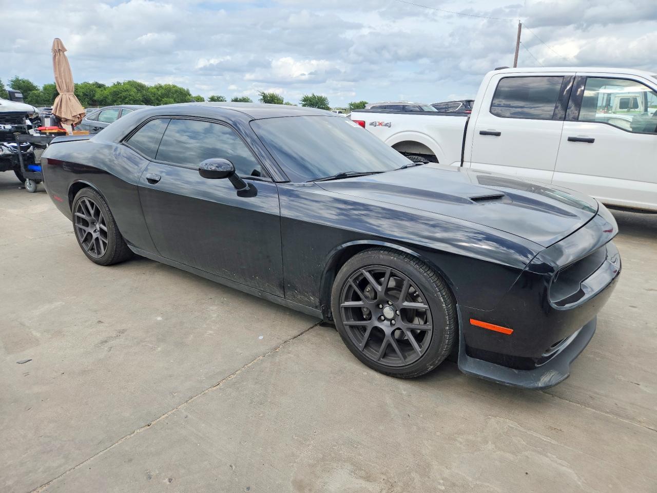 2016 Dodge Challenger R - Image 4