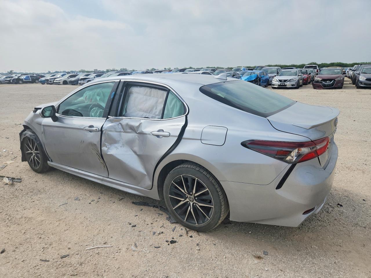 2022 Toyota Camry Se - Фото 2