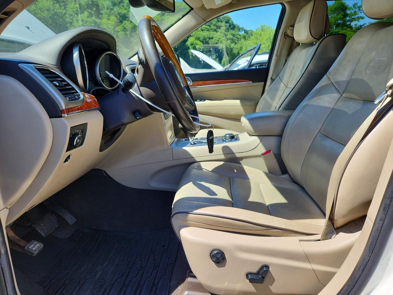 2011 Jeep Grand Cherokee Overland - Image 7