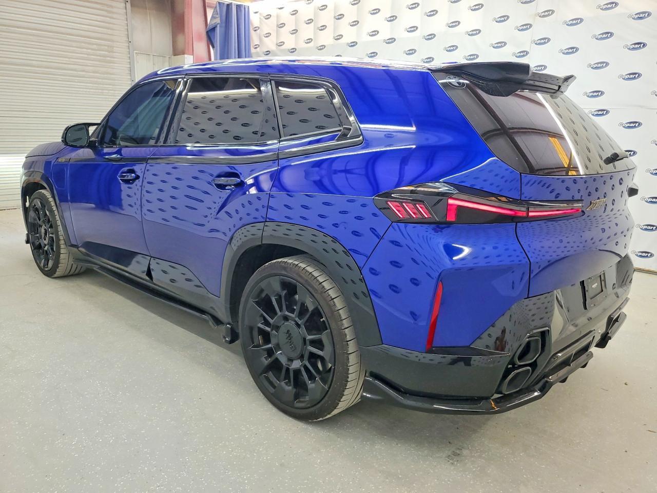 2023 BMW Xm - Фото 2