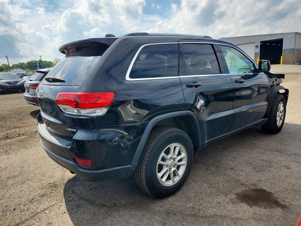 2019 Jeep Grand Cherokee Laredo - Image 3