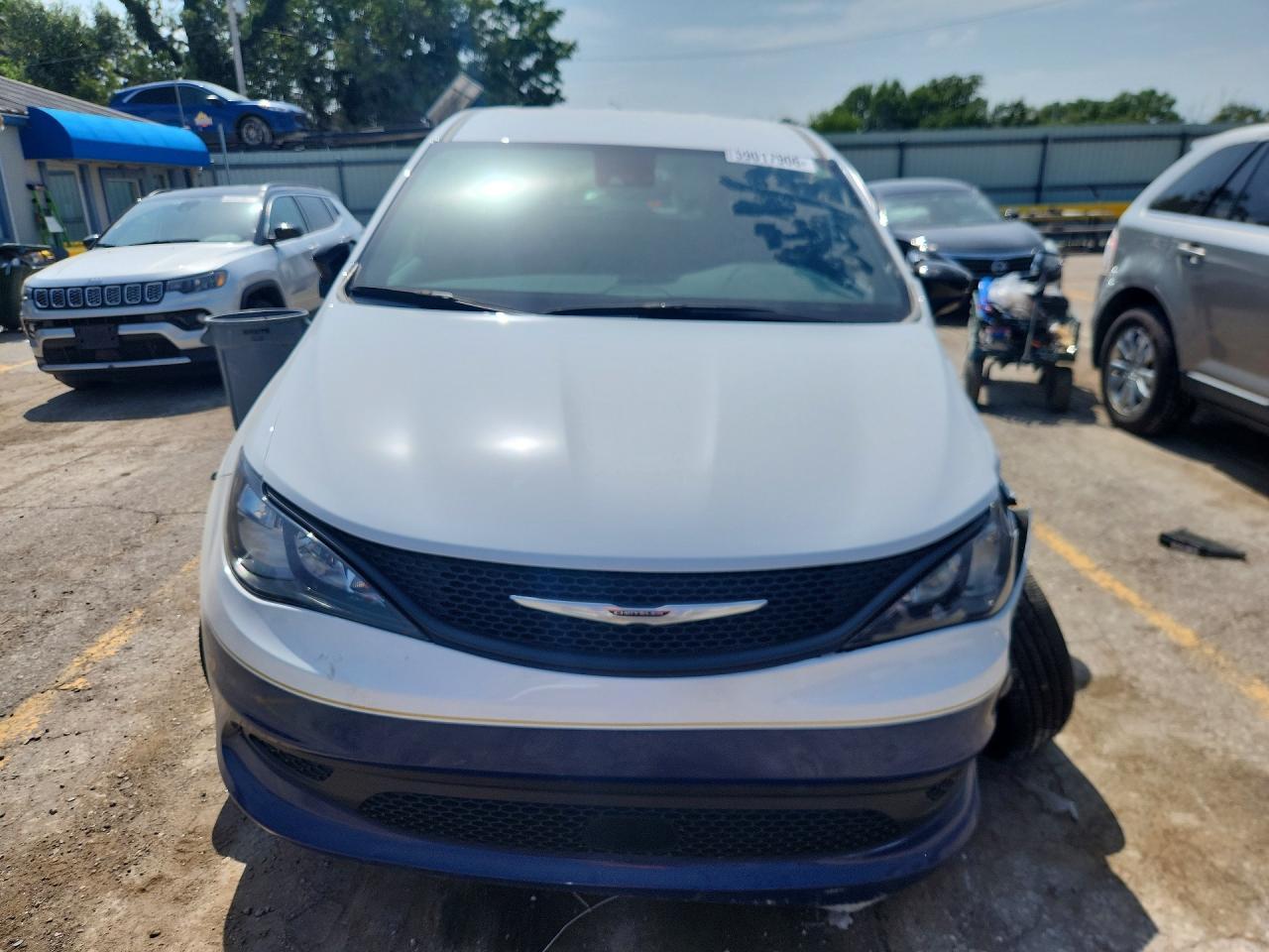 2025 Chrysler Voyager Lx - Image 5