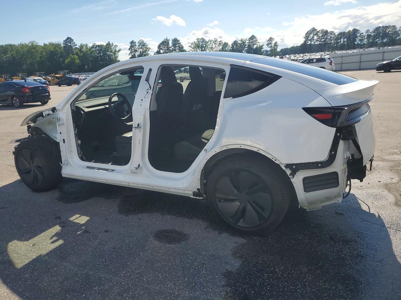 2026 Tesla Model Y - Фото 2