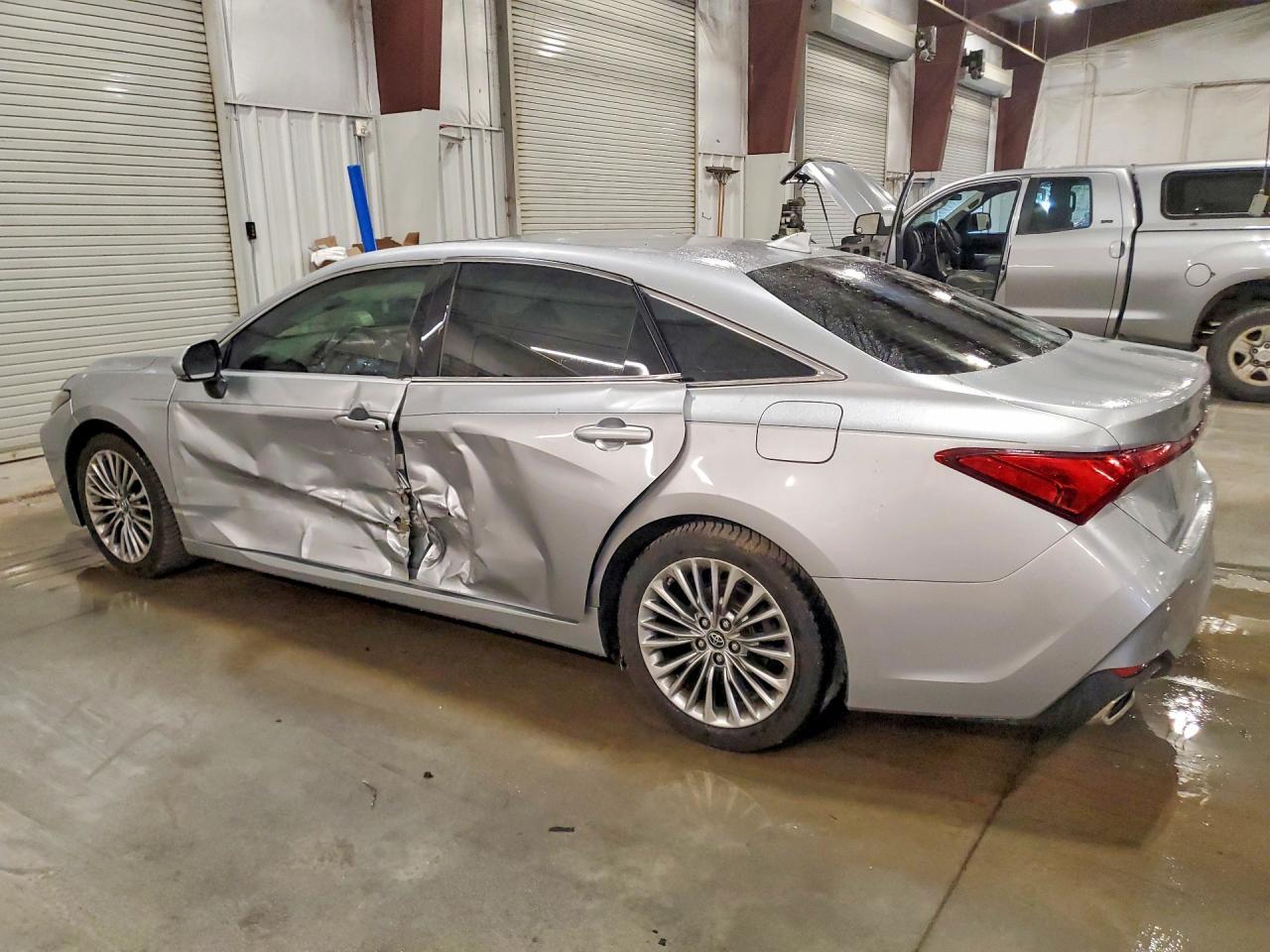 2019 Toyota Avalon Limited - Фото 2
