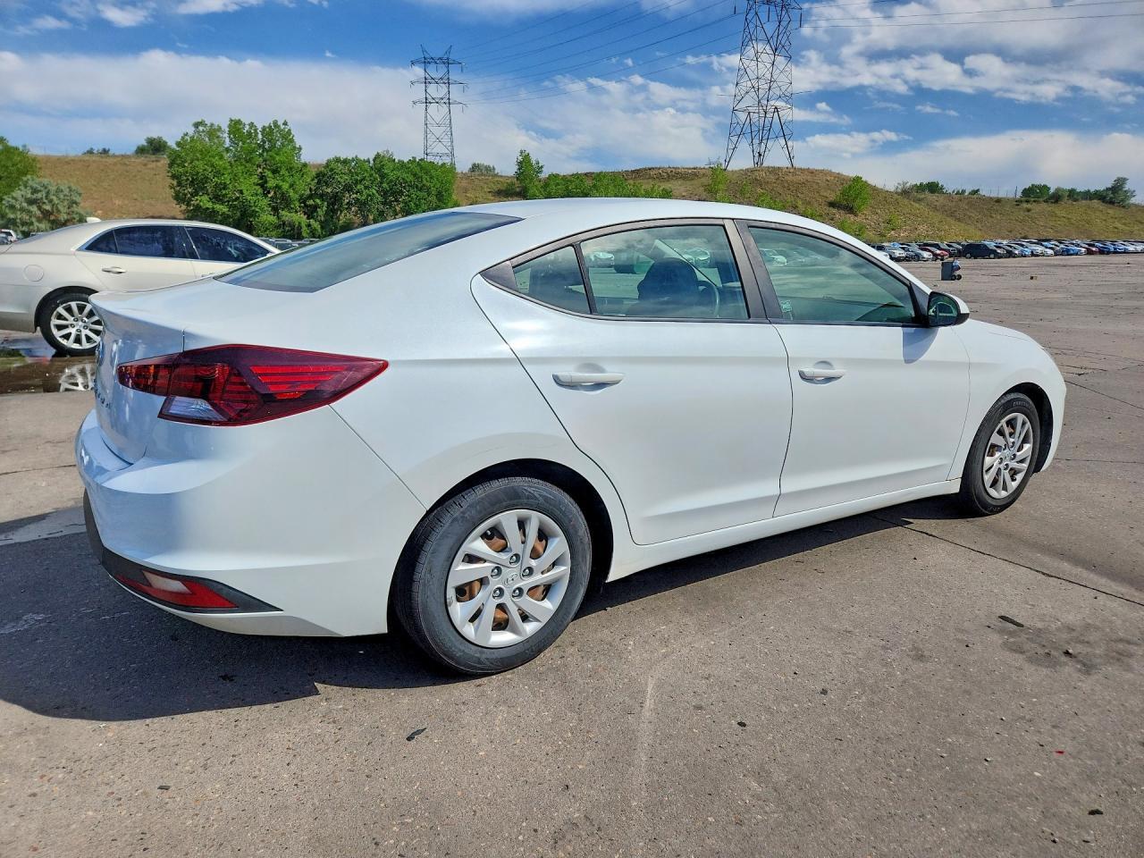 2019 Hyundai Elantra Se - Image 3