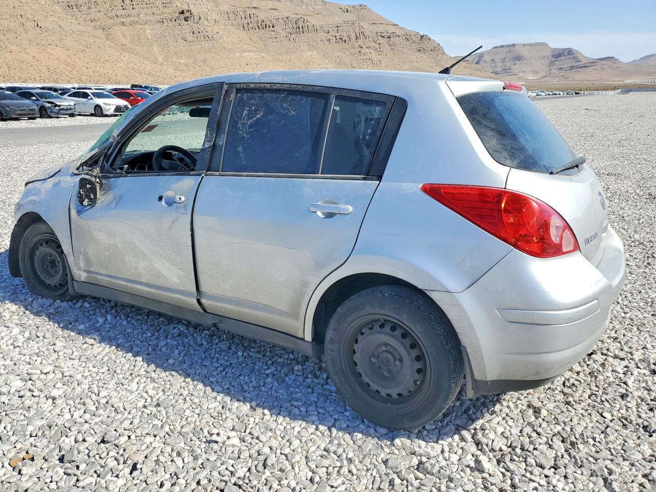 2011 Nissan Versa 1.8 S - Image 2