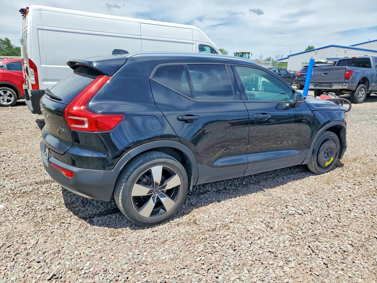 2021 Volvo Xc40 T5 Momentum - Фото 3