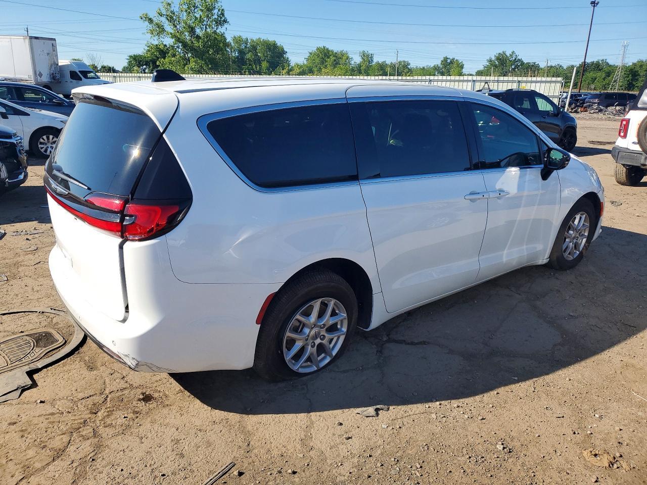 2025 Chrysler Pacifica Select - Image 3