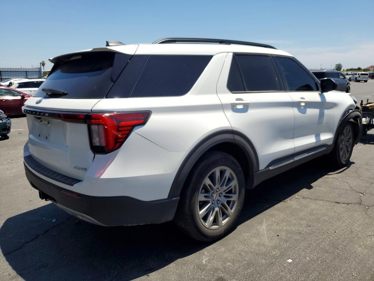 2025 Ford Explorer Active - Image 3